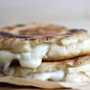 AREPAS CON QUESO MAGRO X2 UNIDADES